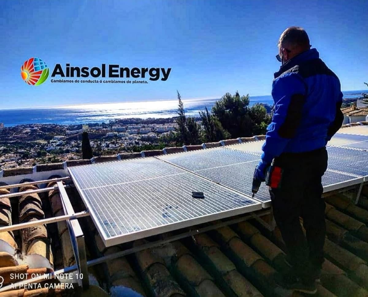 Instalador de Ainsol Energy trabajando en un tejado