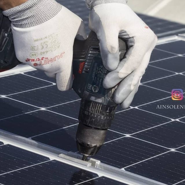 Equipo de Ainsol Energy trabajando en una instalación